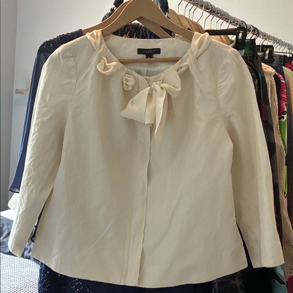 Ann Taylor Cotton Blend Cream Vintage Blouse Bow Detail Hidden Zipper. Size M